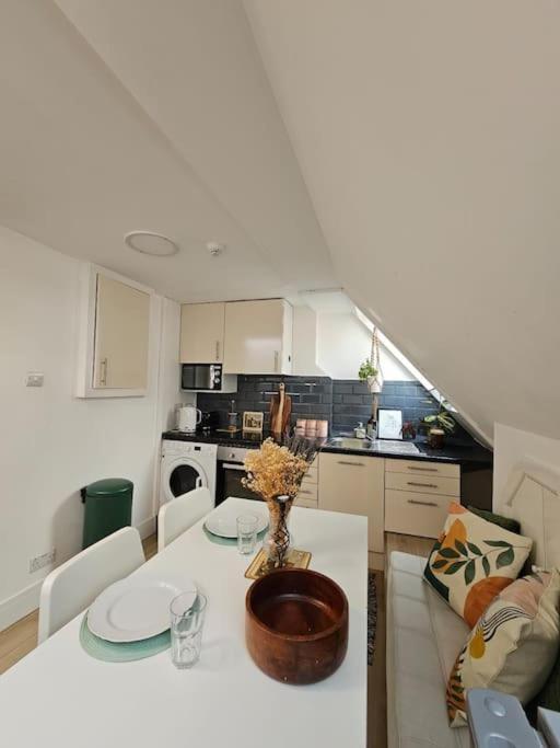 Апартаменты West Kensington Bright Flat Лондон Экстерьер фото